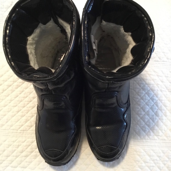 BLACK PATENT SNOW BOOTS🖤 - Picture 3 of 6